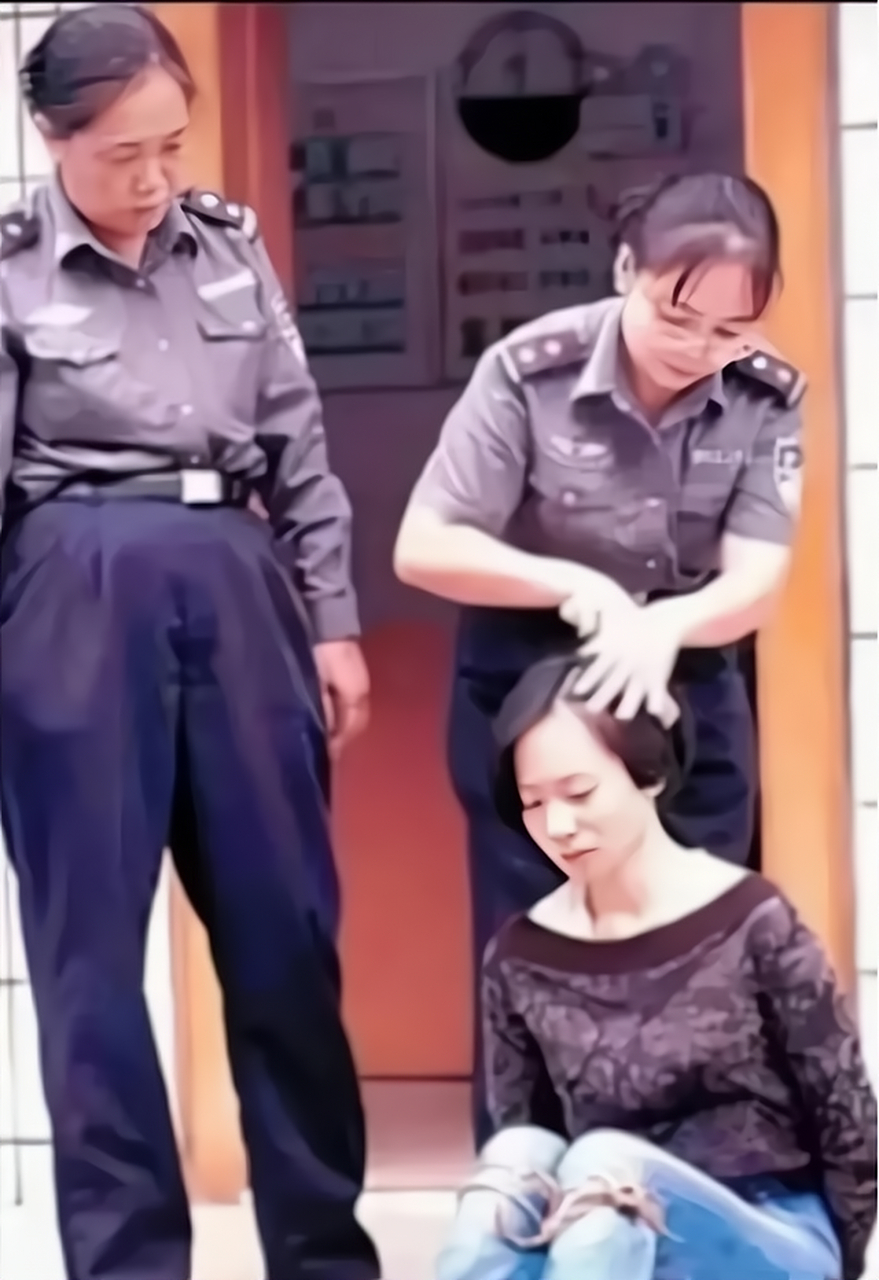 给女死刑犯绑死绳图片