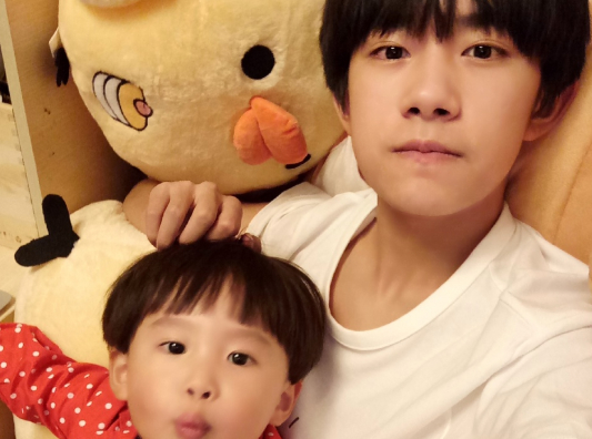 实力派演员易烊千玺的家,房子装修很普通,在家化身宠弟狂魔