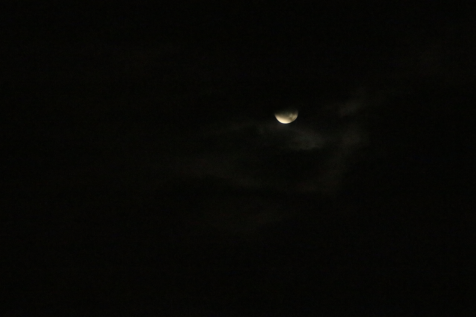 在一个夜黑风高的晚上,一个老妇人自己拿着包袱在路上走,突然有一个