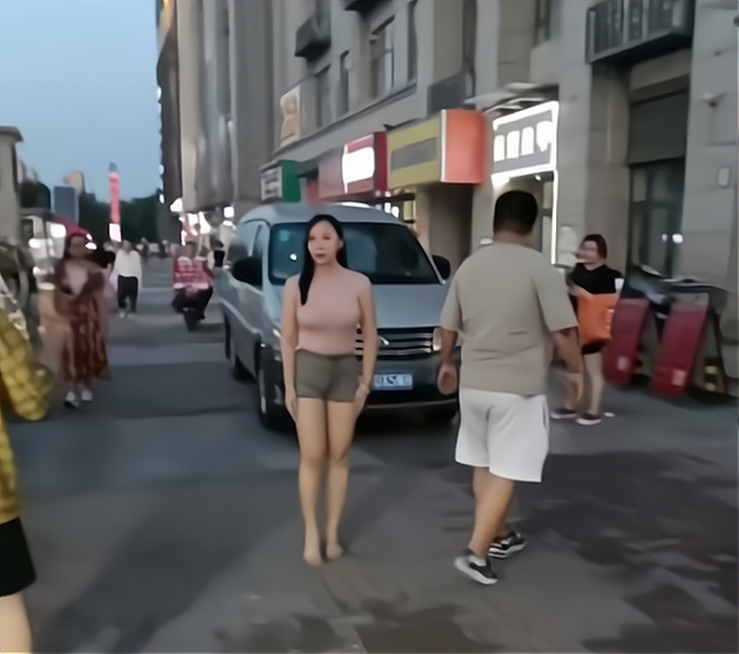 近日,河北街头,一位身材火辣的女子当街售卖拥抱,一次2元,没想到生意