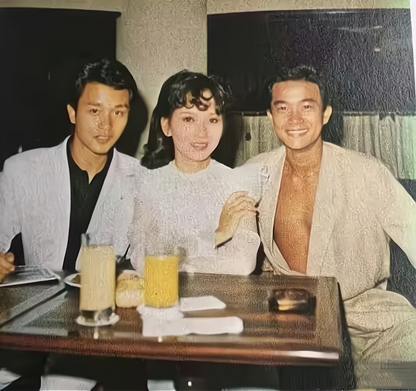 1981年,赵雅芝与张国荣,陈百强的珍贵合影,此时的三人都是20多岁,最