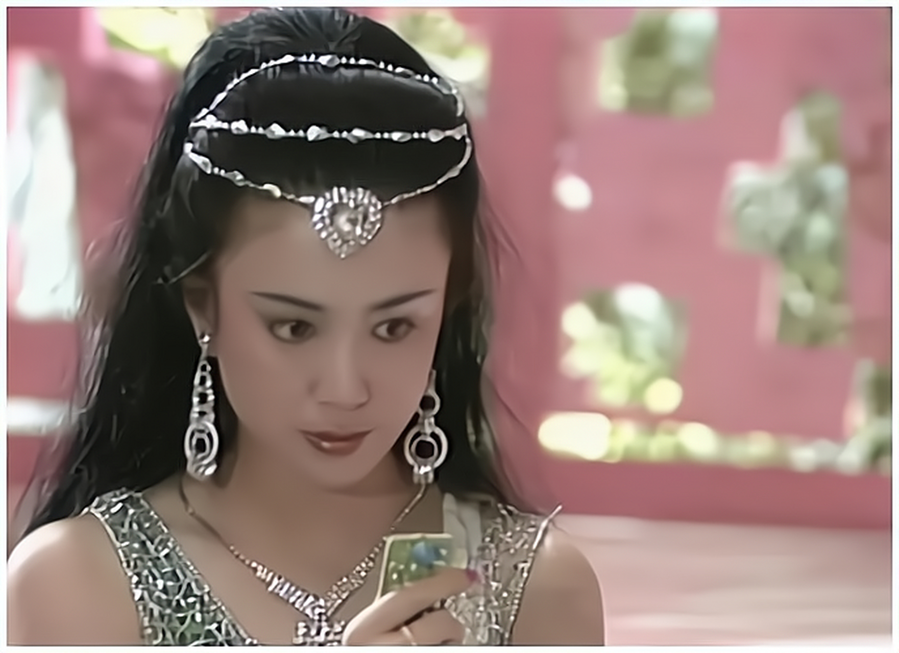 《封神榜》拍摄时,导演邀请清纯女神傅艺伟扮演剧中女主角.