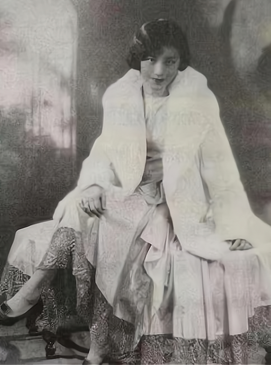 民国时期,上海滩的第一美女严仁美以其美貌和才华引起了许多人的瞩目.