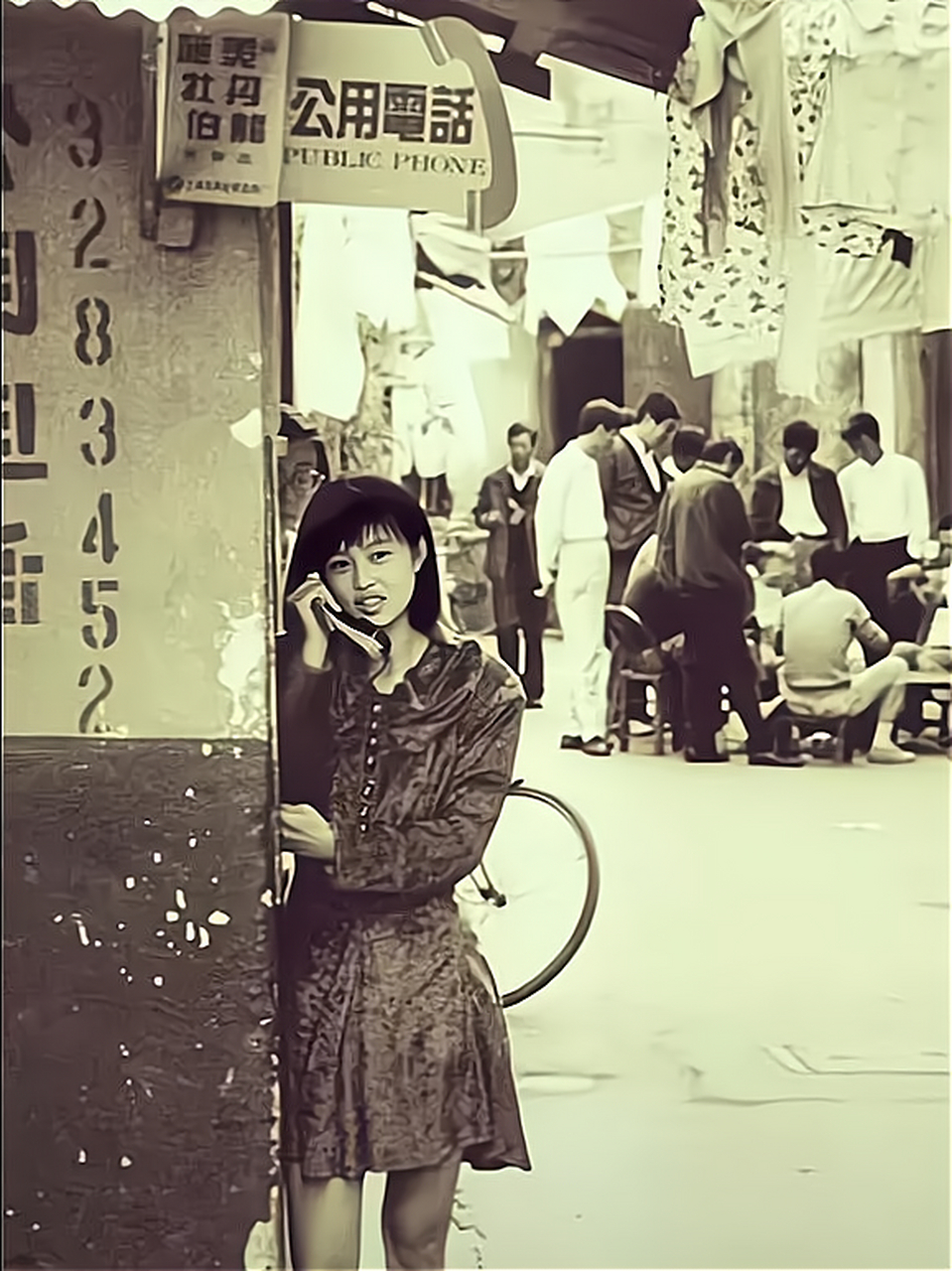 1996年,浙江宁波,一位姑娘在公用电话亭前打电话