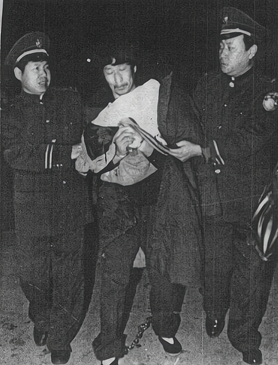 1997年9月,这张是"悍匪"白宝山在北京家中落网的照片,此时的白宝山