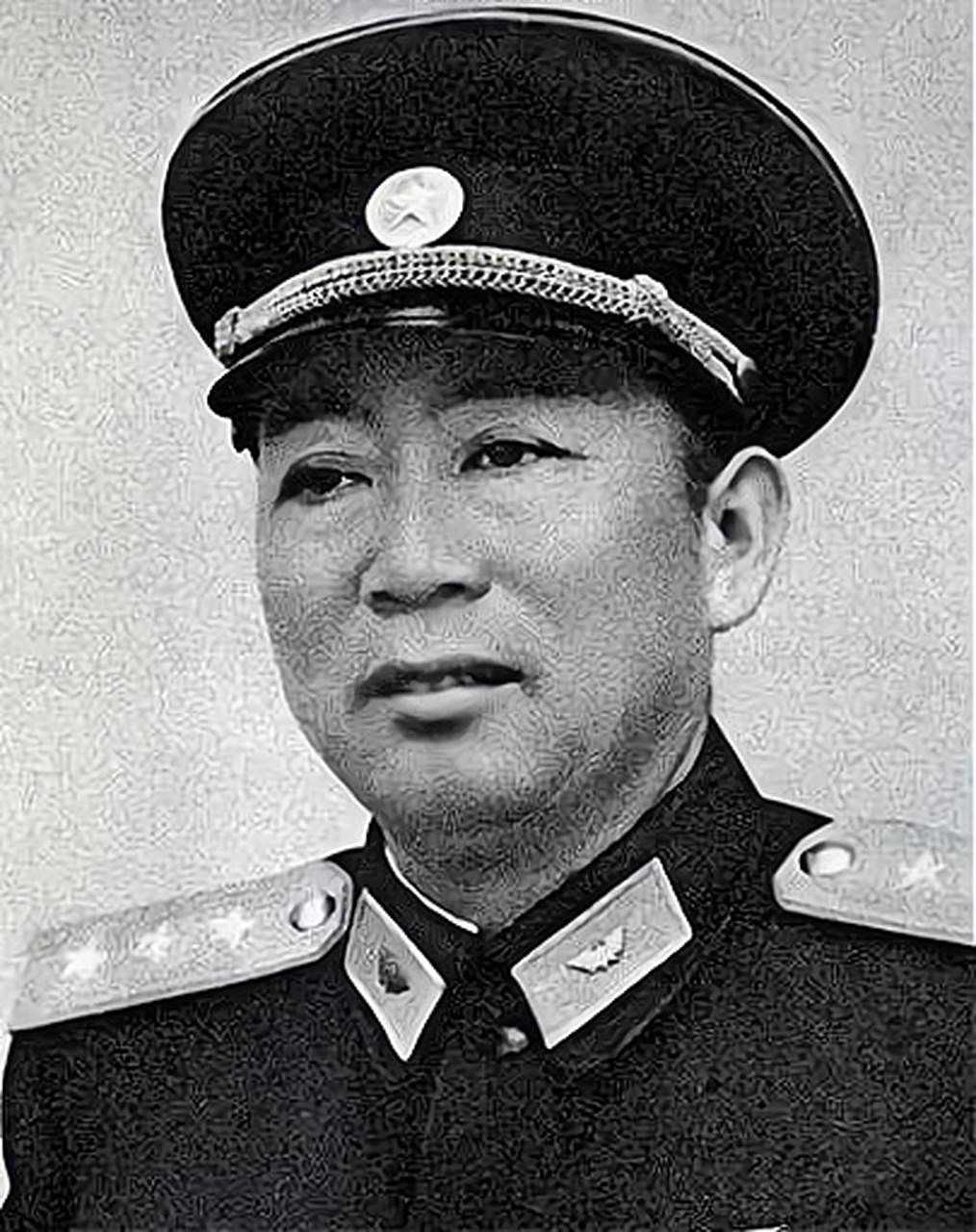 有一年,刘亚楼在青岛空军疗养院疗养,住在十三号楼.         当天晚上