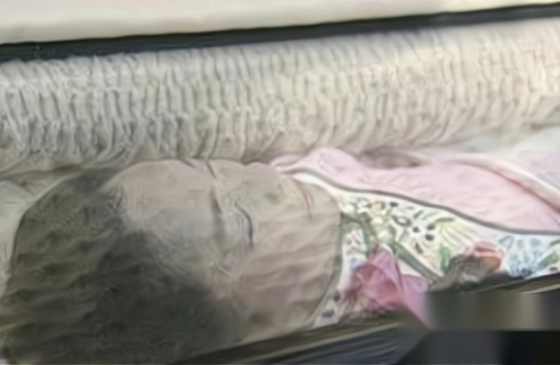 中国流行音乐巨擘邓丽君,去世后留下的遗照.