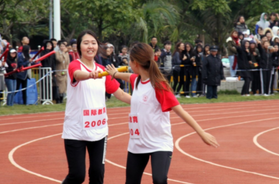 女生穿黑裤袜参加运动会,脱颖而出第一名,却遭众人吐槽伤风败俗