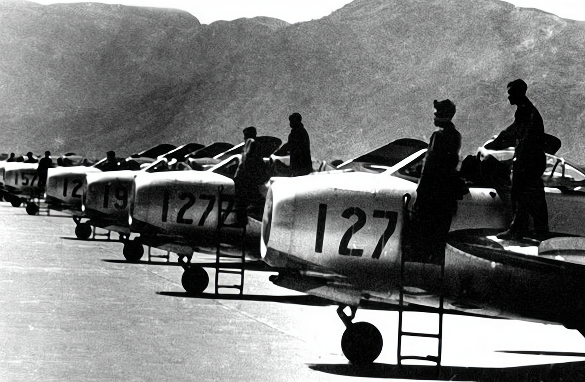 1953年夏,志愿军空军司令乘坐雅克—12飞机,考察飞行部队实弹射击演习