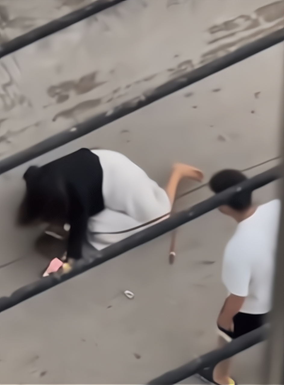 "广西崇左,一名男子当街摔打,踢踹女子,女子无助地向路人大喊求救.