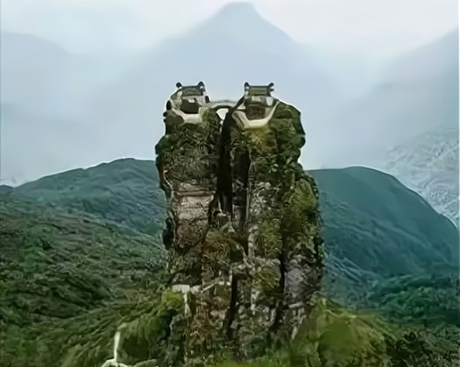 这两座山怎么看起来像熊大熊二,难道是我的错觉吗?