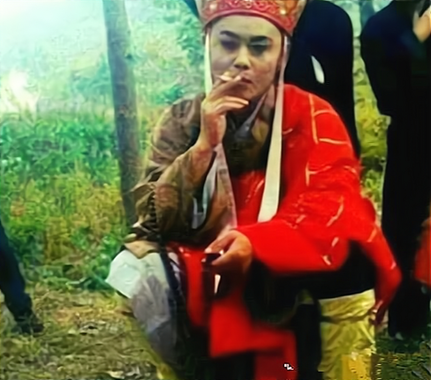老照片:80年代,电视剧《西游记》的拍摄间隙,唐僧蹲在树林里,边吸烟边