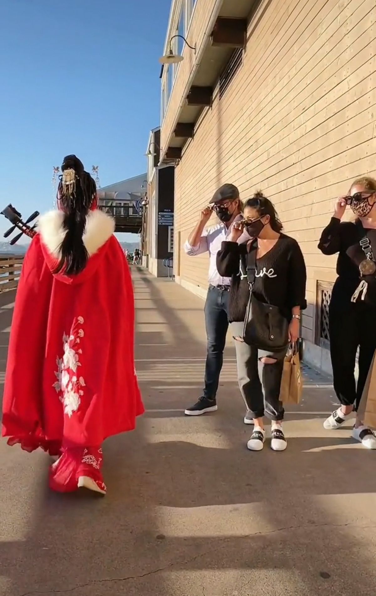 外国人也被惊艳了!中国姑娘穿汉服走在国外街头,老外的表情亮了