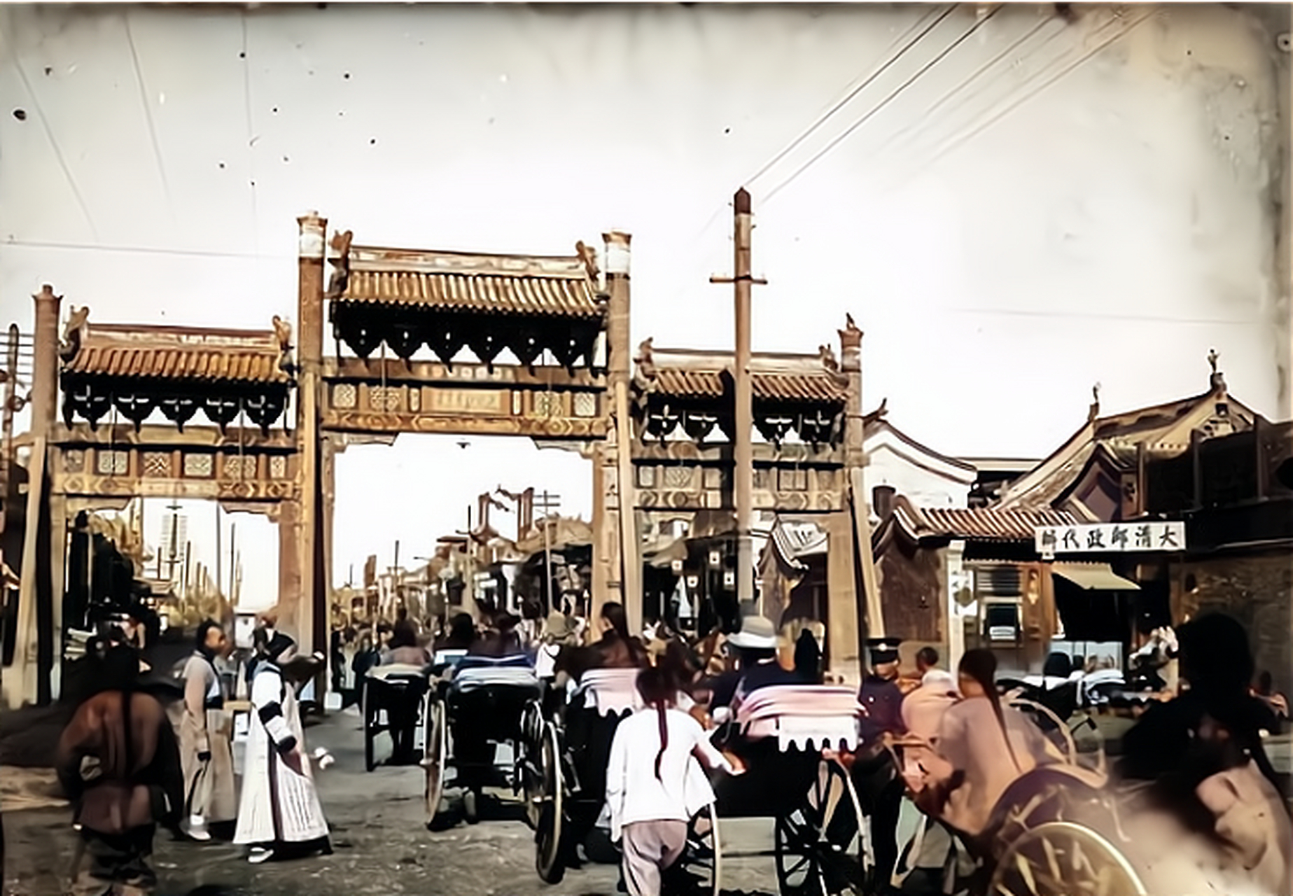 照片中的老北京街头,让我们回到了清朝末年.