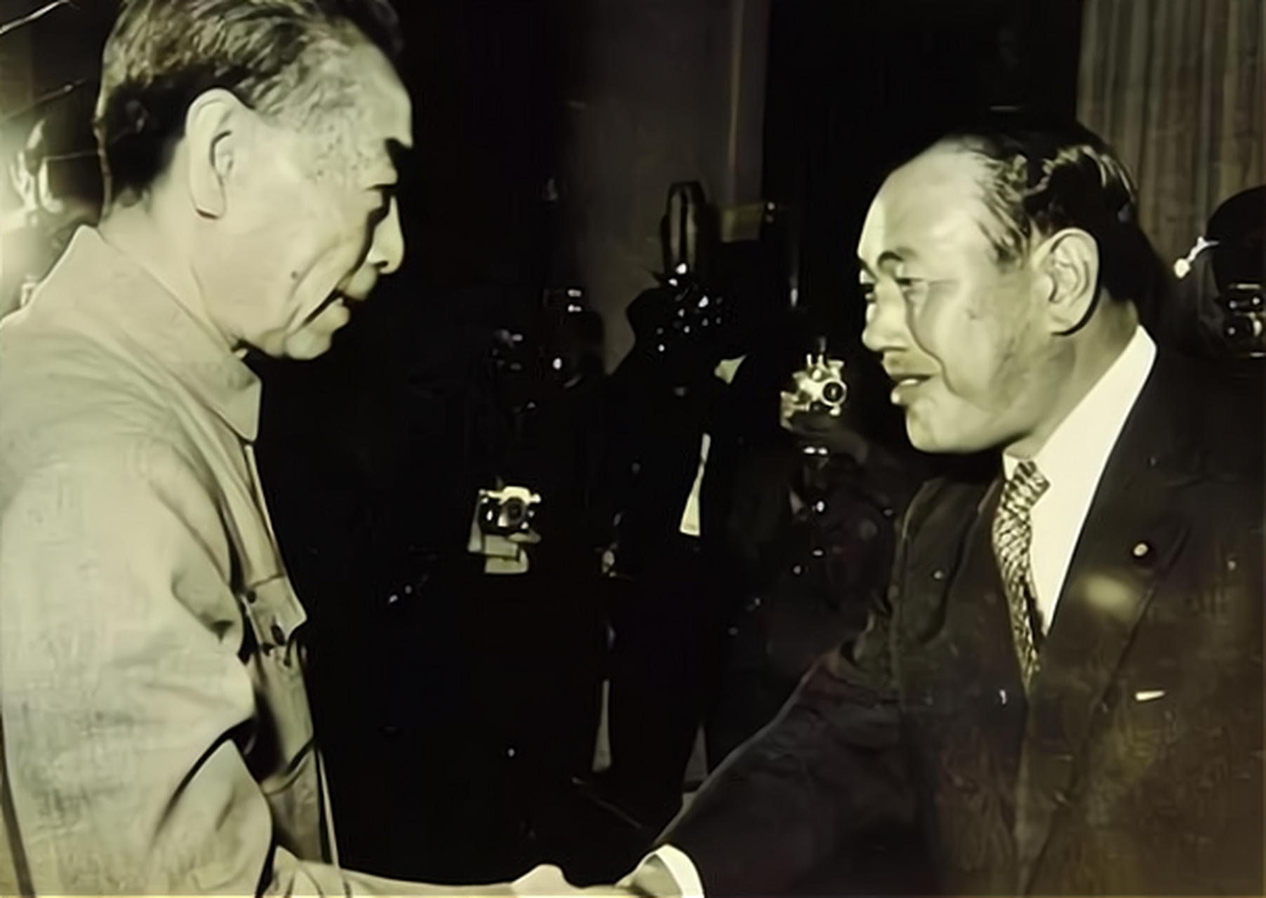 72年田中角荣访华,说侵华战争是"添了麻烦":乔冠华当场发怒 大概十几