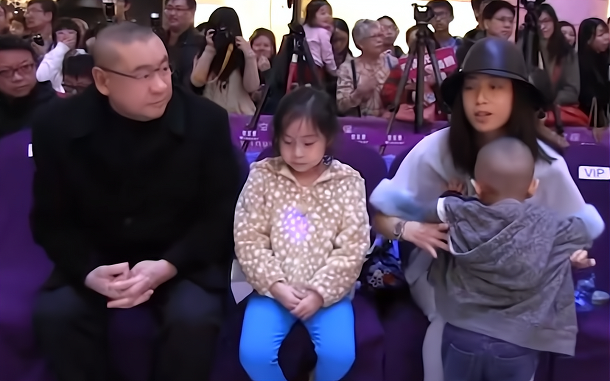 大刘儿子刘仲学拆过年红包,近万压岁钱悉数捐出,才11岁身价百亿