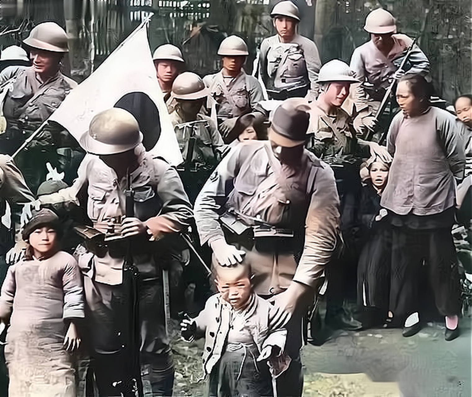 抗日战争期间,日本人强迫几个孩子合作拍摄伪善的照片.