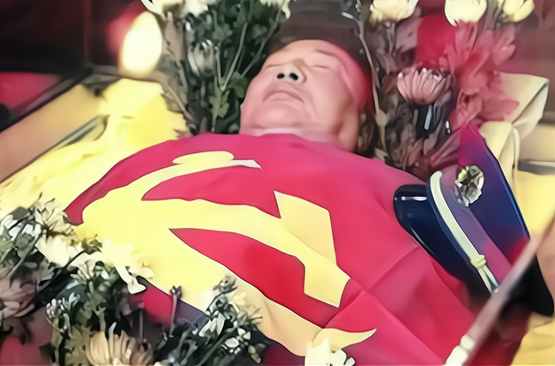 2005年,古月老师追悼会现场的珍贵照片,依然"睡去"的古月,安静的躺在