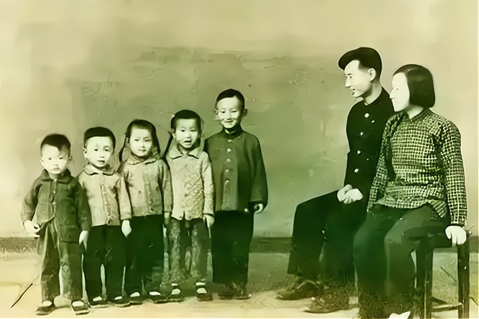 这是60年代,一个普通家庭的夫妻,领着自己的五个孩子来到照相馆,留下