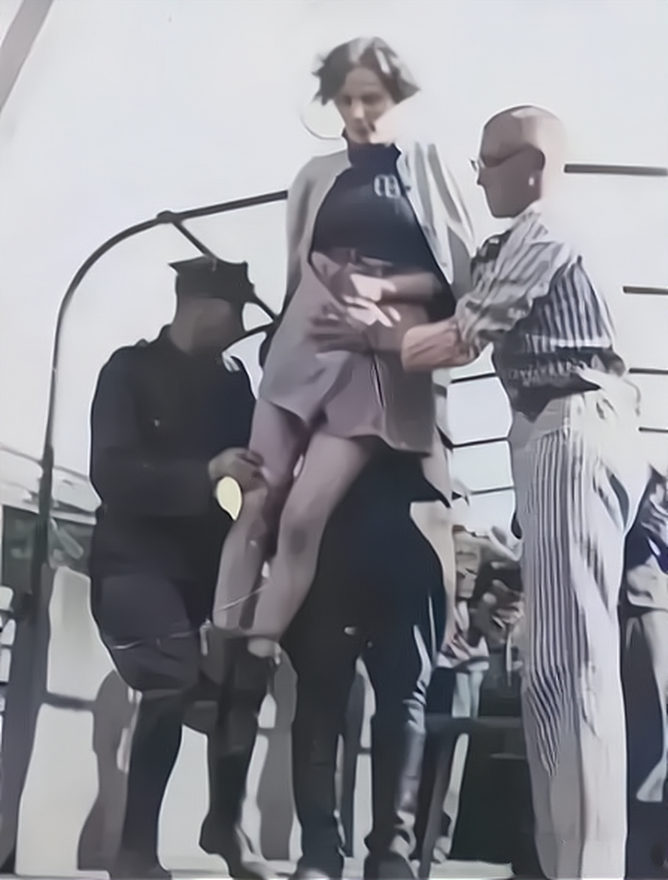 历史照片:1945年,身材火辣的26岁金发美女被执行绞刑.