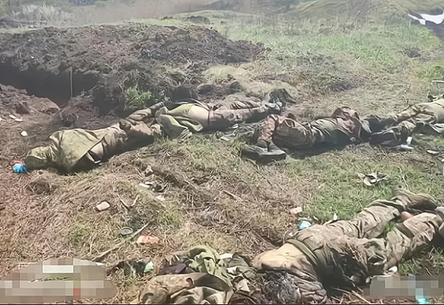 俄乌战场上,几名俄军士兵蜷缩在阵地上,残酷的战争无情夺去了他们年轻