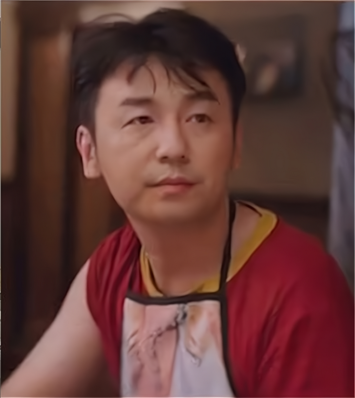 辽宁鞍山一女子在吃面时,偶尔发现对面正在拉面的师傅酷似演员雷佳音.