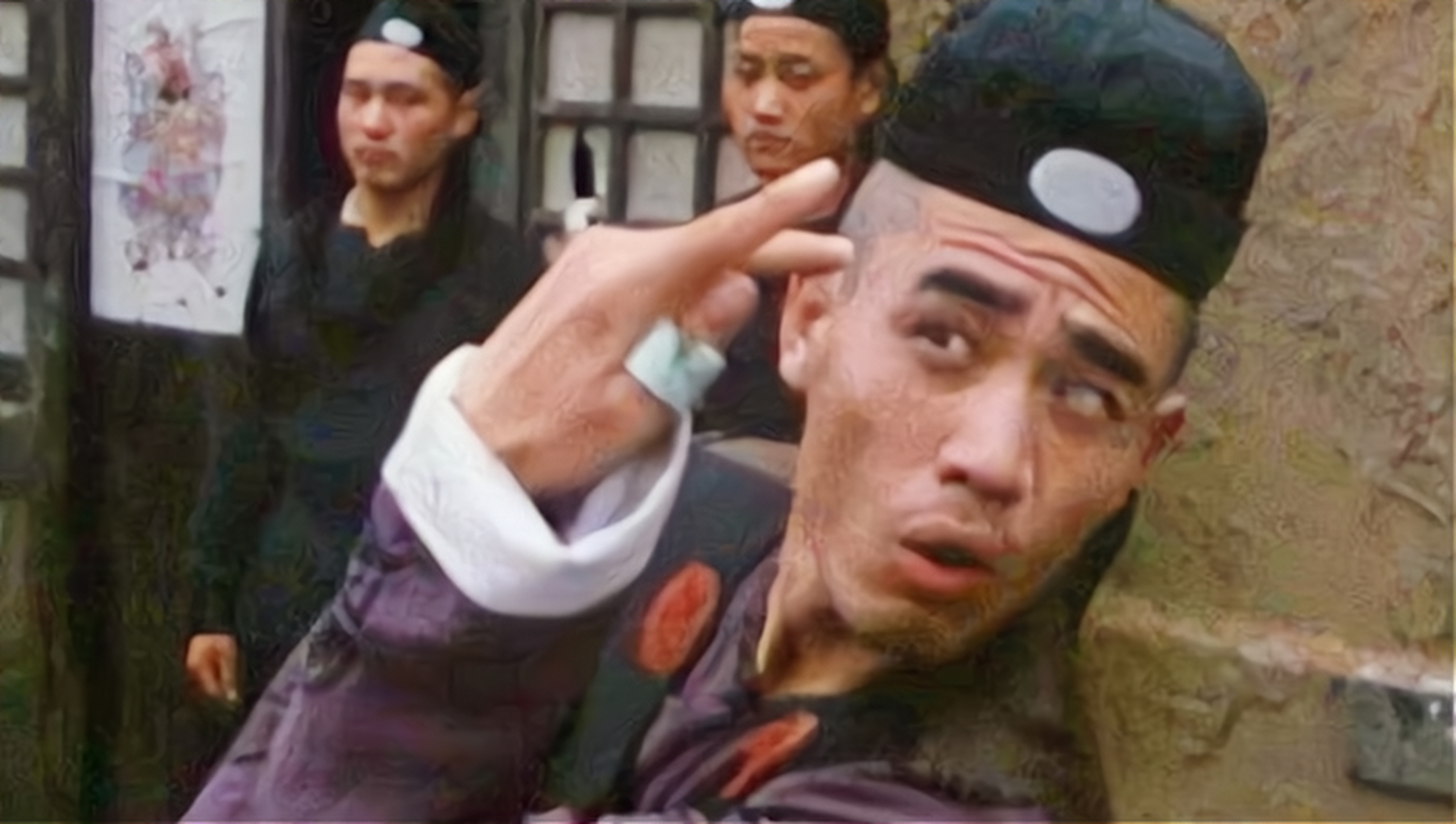 在电影《神鞭》中,想当年,玻璃花为了成名,在侯家后"开逛",愣是"叠了"