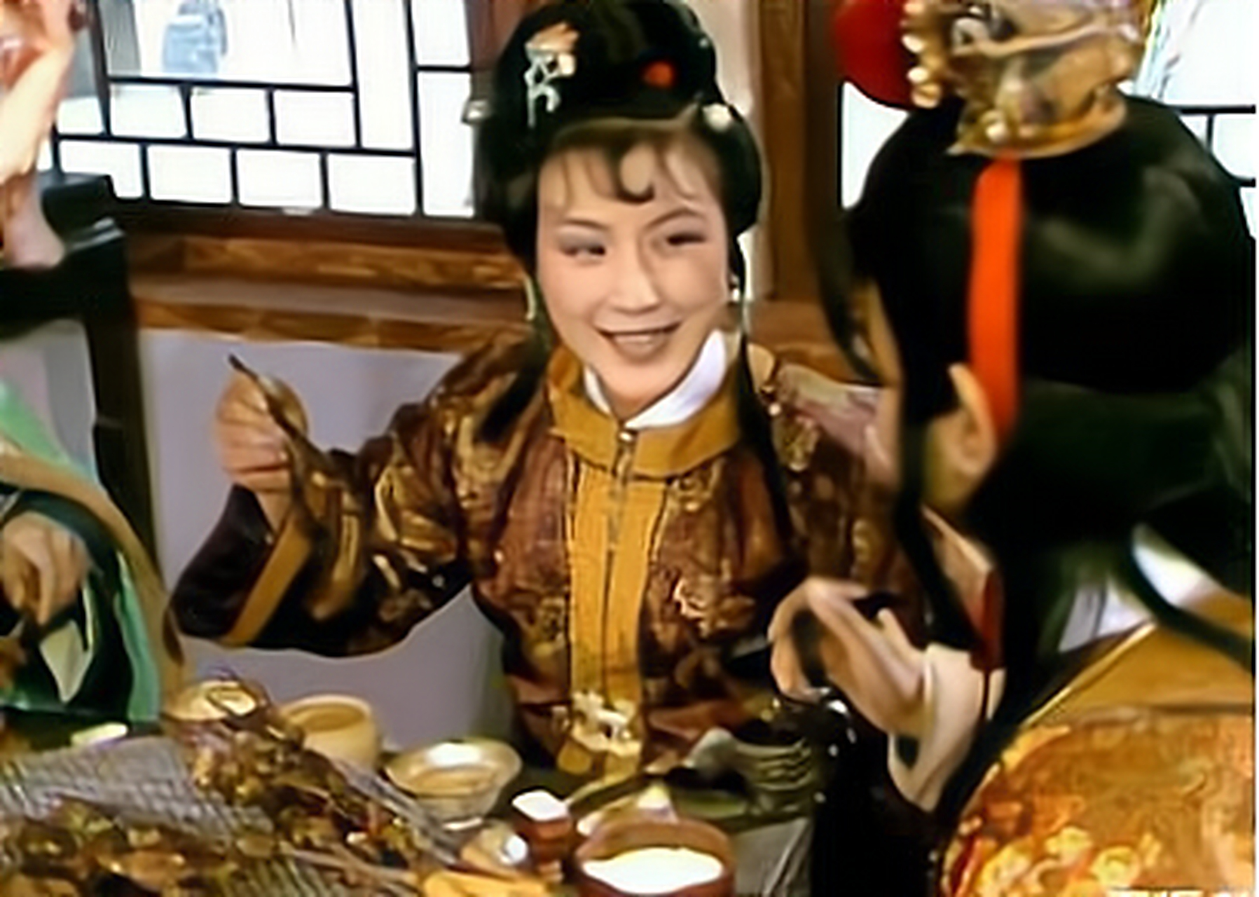 【盘点宝玉送出的"手信"之五:缠丝白玛瑙碟子】在怡红院,袭人为架子上