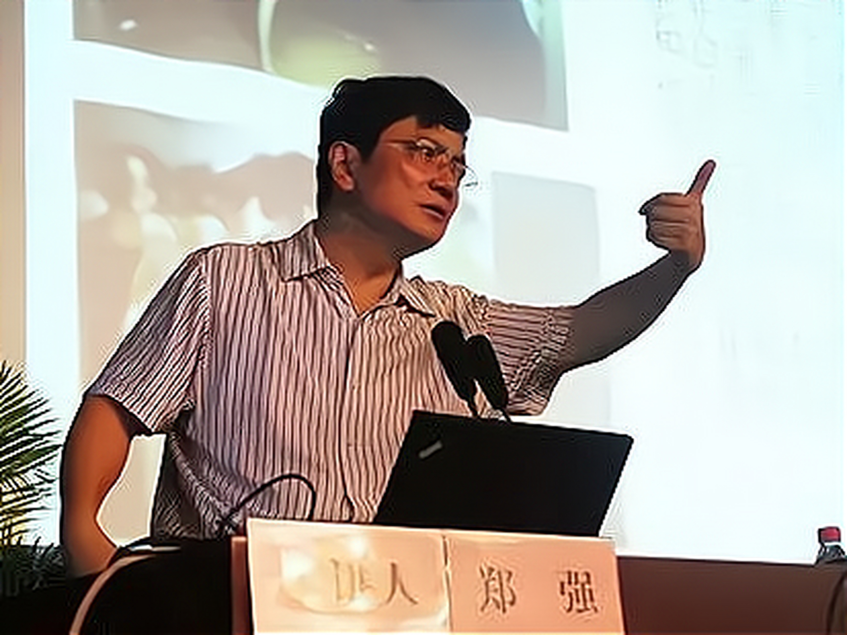 郑强教授到上海交通大学开讲座,发现台下气氛很差,于是讽刺道:"