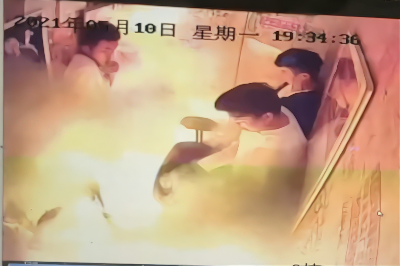 成都:电瓶车在电梯内爆燃,6人不同程度烧伤,其中有一名婴儿