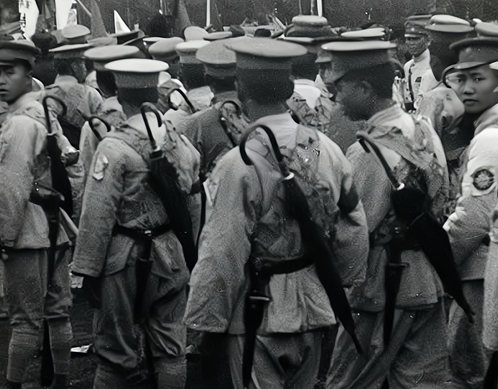 1927年,在广州誓师北伐的北伐军战士! 他们为啥人人都背着一把"洋伞"