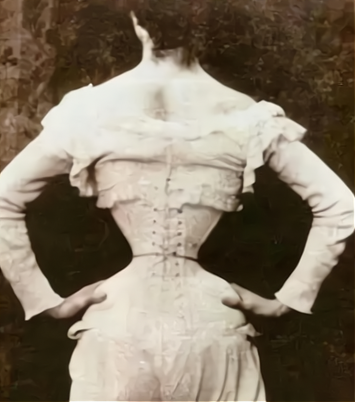 束腰源自中世纪的欧洲,当时的人们十分推崇小蛮腰.