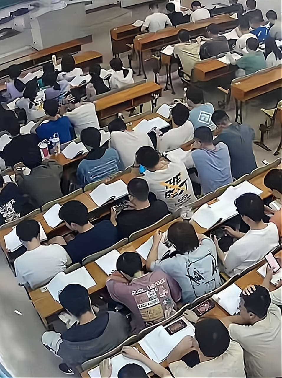 现在的大学生上课,有很多都是在玩手机吧?  #那一刻我震惊了