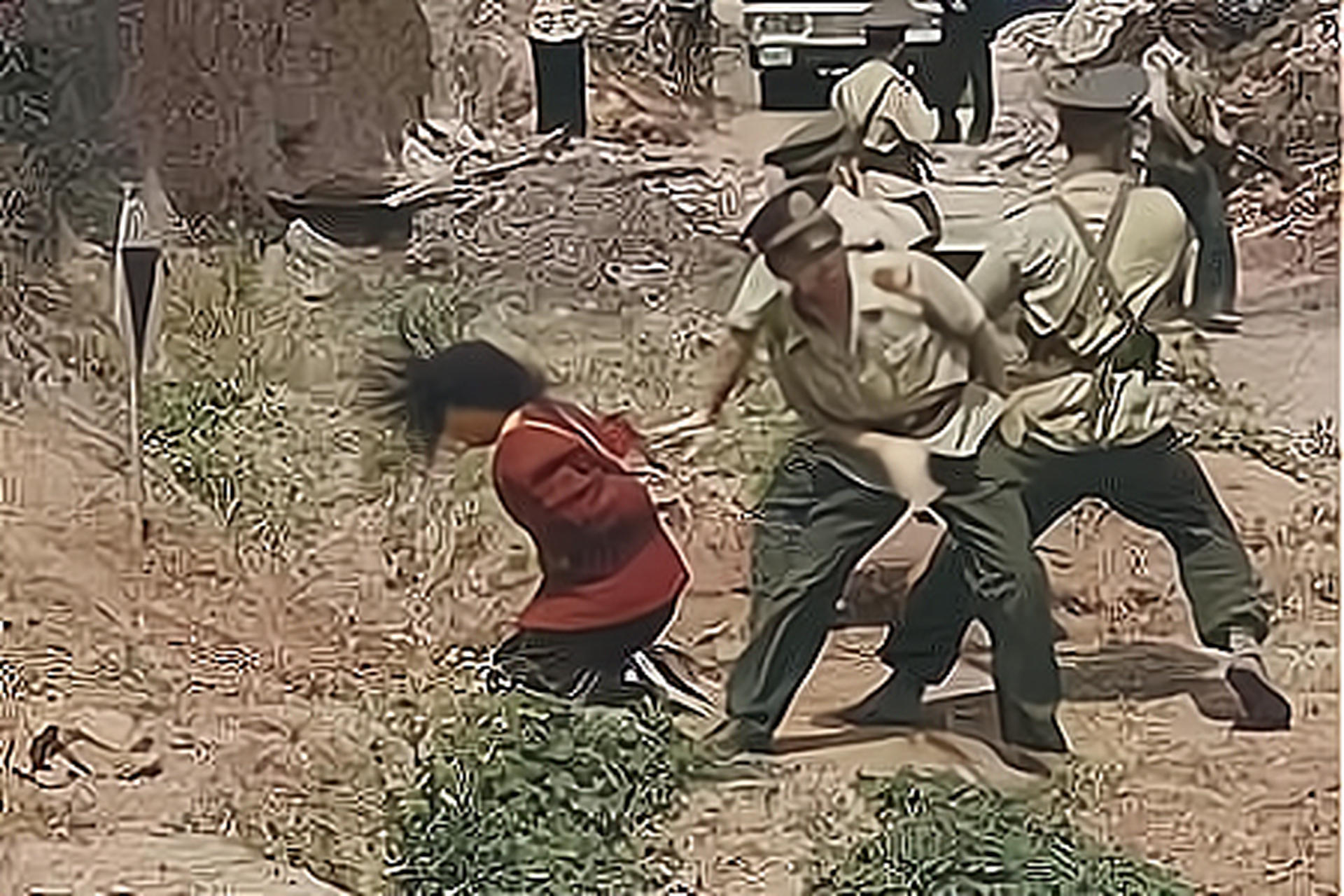 90年代,某地刑场,"故意杀人犯"被枪决后的照片.