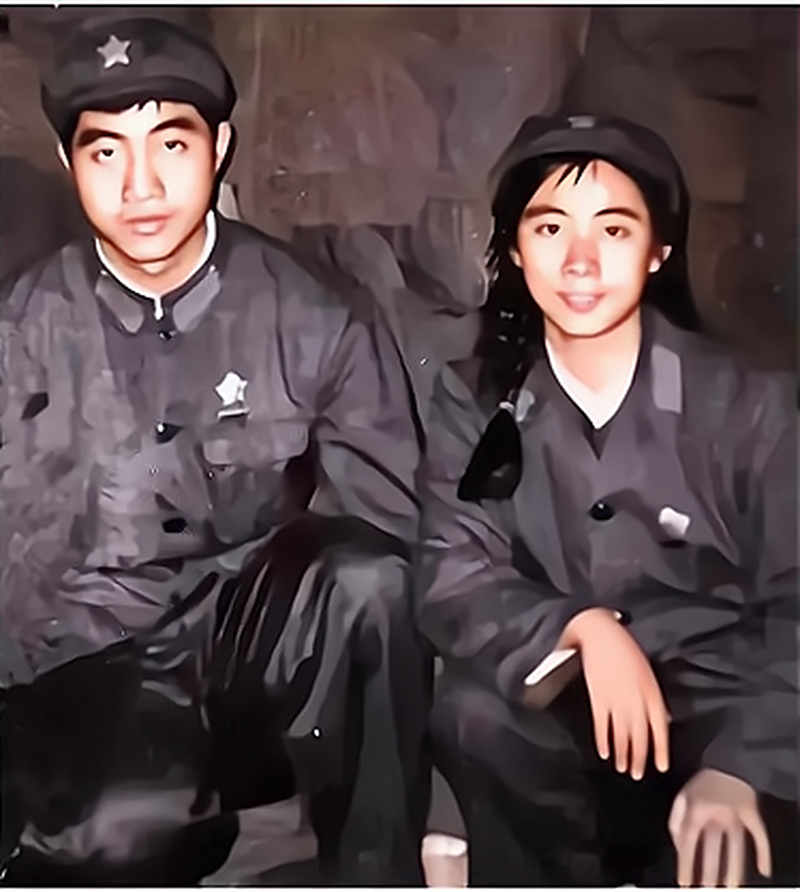 上世纪70年代,这是林豆豆与弟弟林立果的珍贵的合影,照片中,她们两人