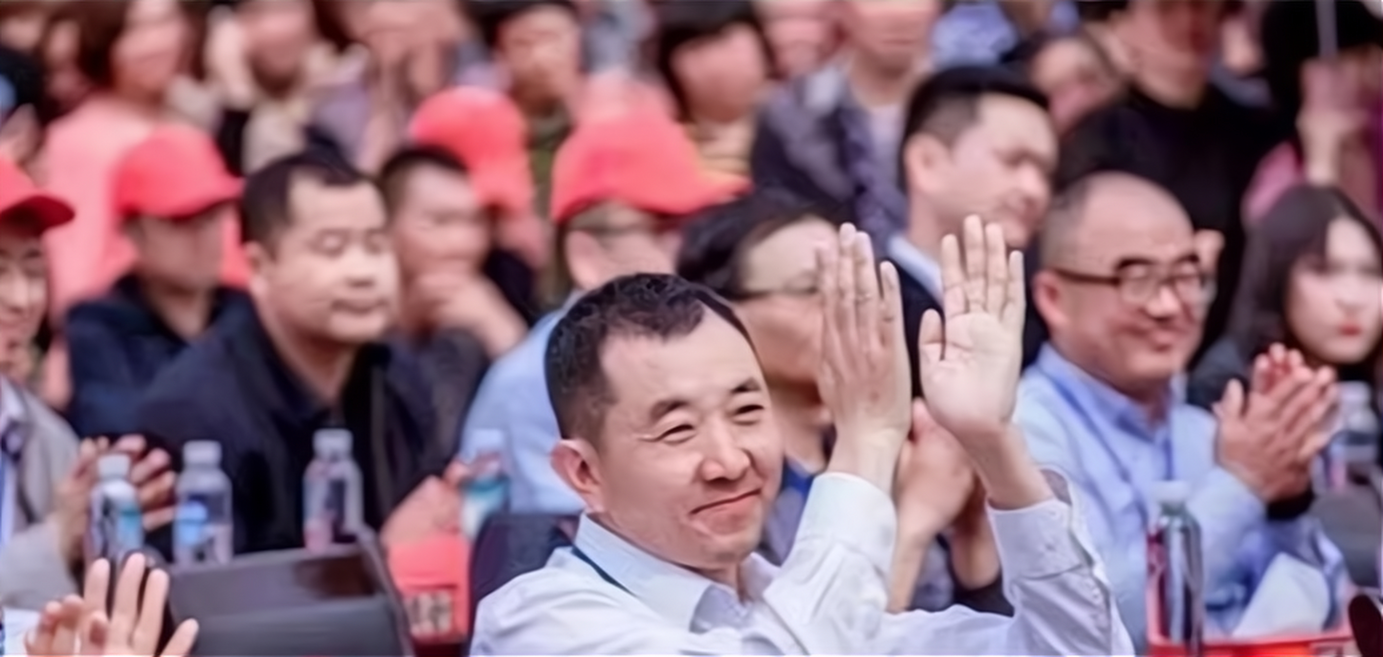 陈行甲,巴东县的"父母官",在2011年上任,凭借对人民的执着服务精神