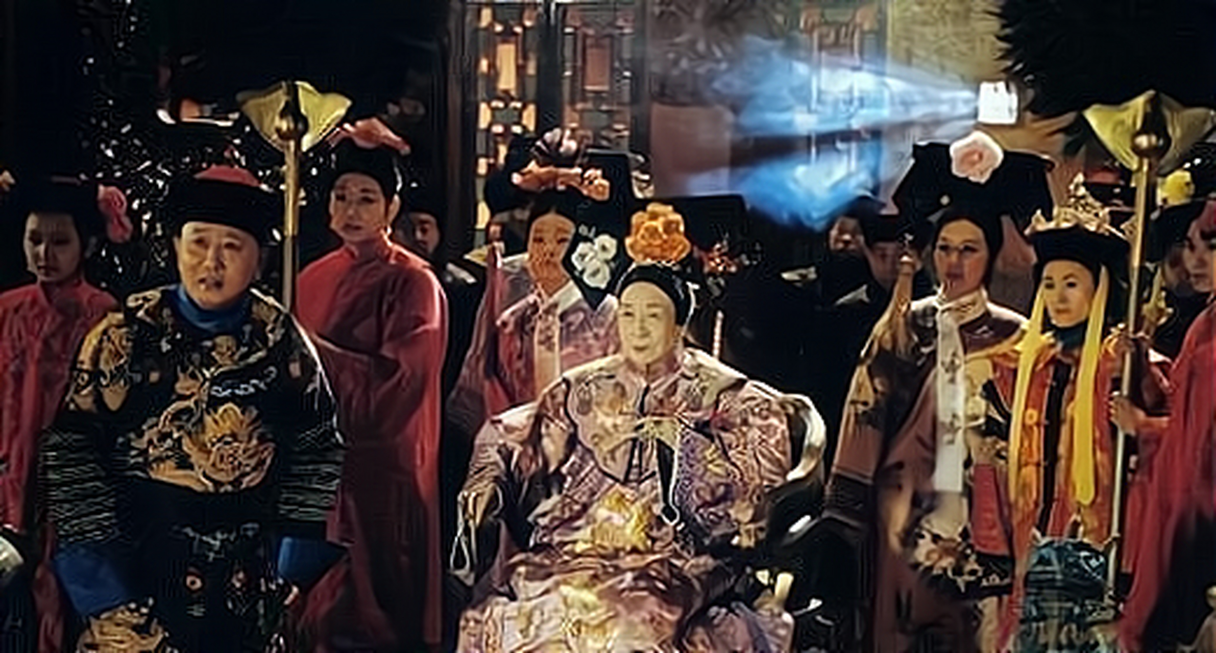 晚清时期,光绪帝陪同慈禧太后去戏楼欣赏戏曲.