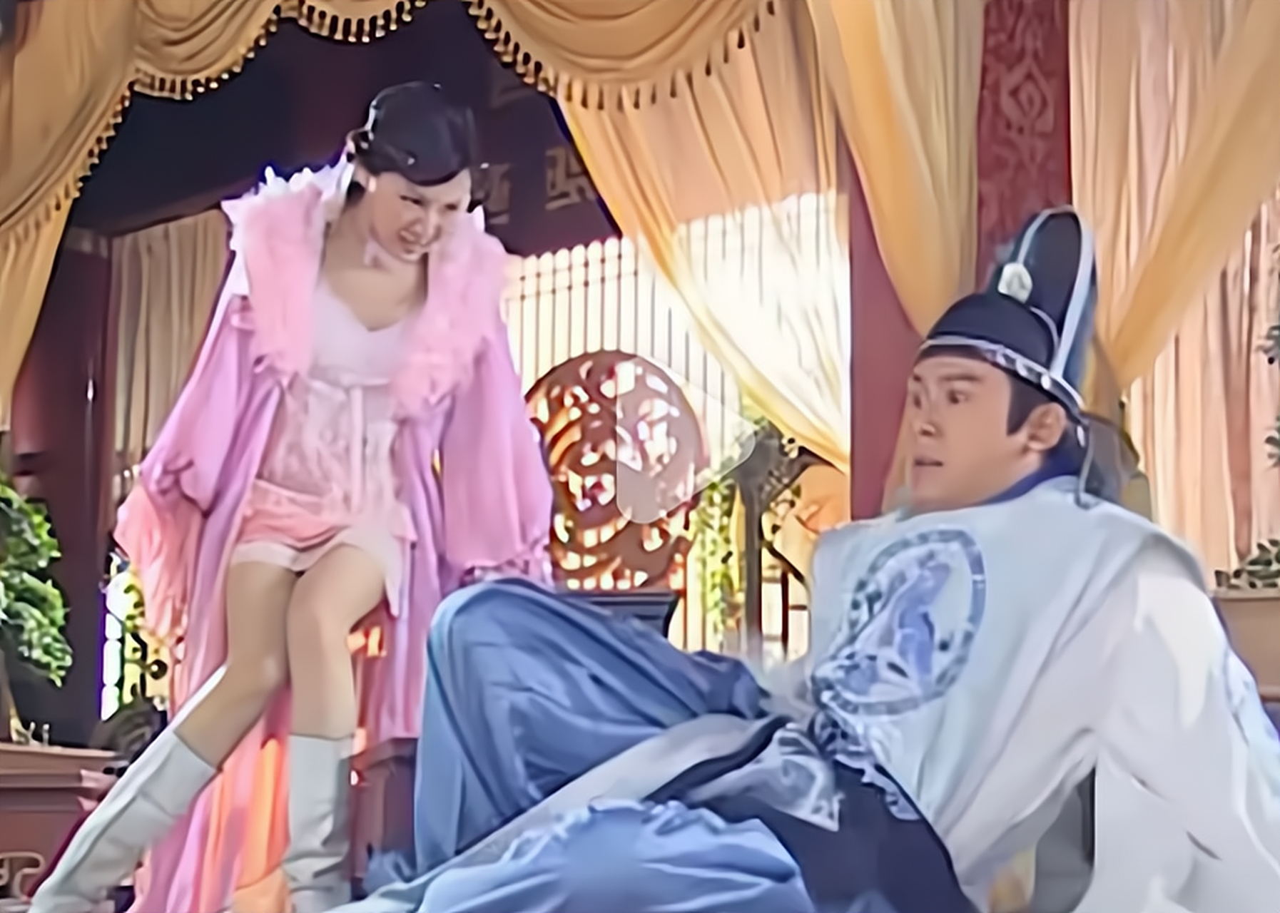 当年在《刁蛮公主》中饰演的安宁公主的鲍蕾,一双大长腿,让人至今记忆