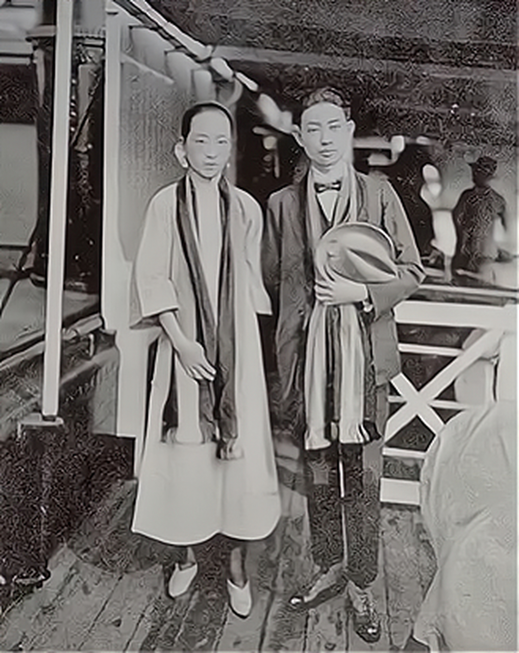 1921年,一场麻症夺去了梅兰芳一双儿女的性命,妻子王明华悲痛欲绝.