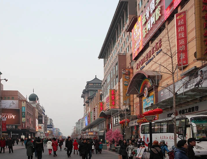 北京这条步行街表现很古朴,居于繁华闹市而表现得很时尚,很前卫
