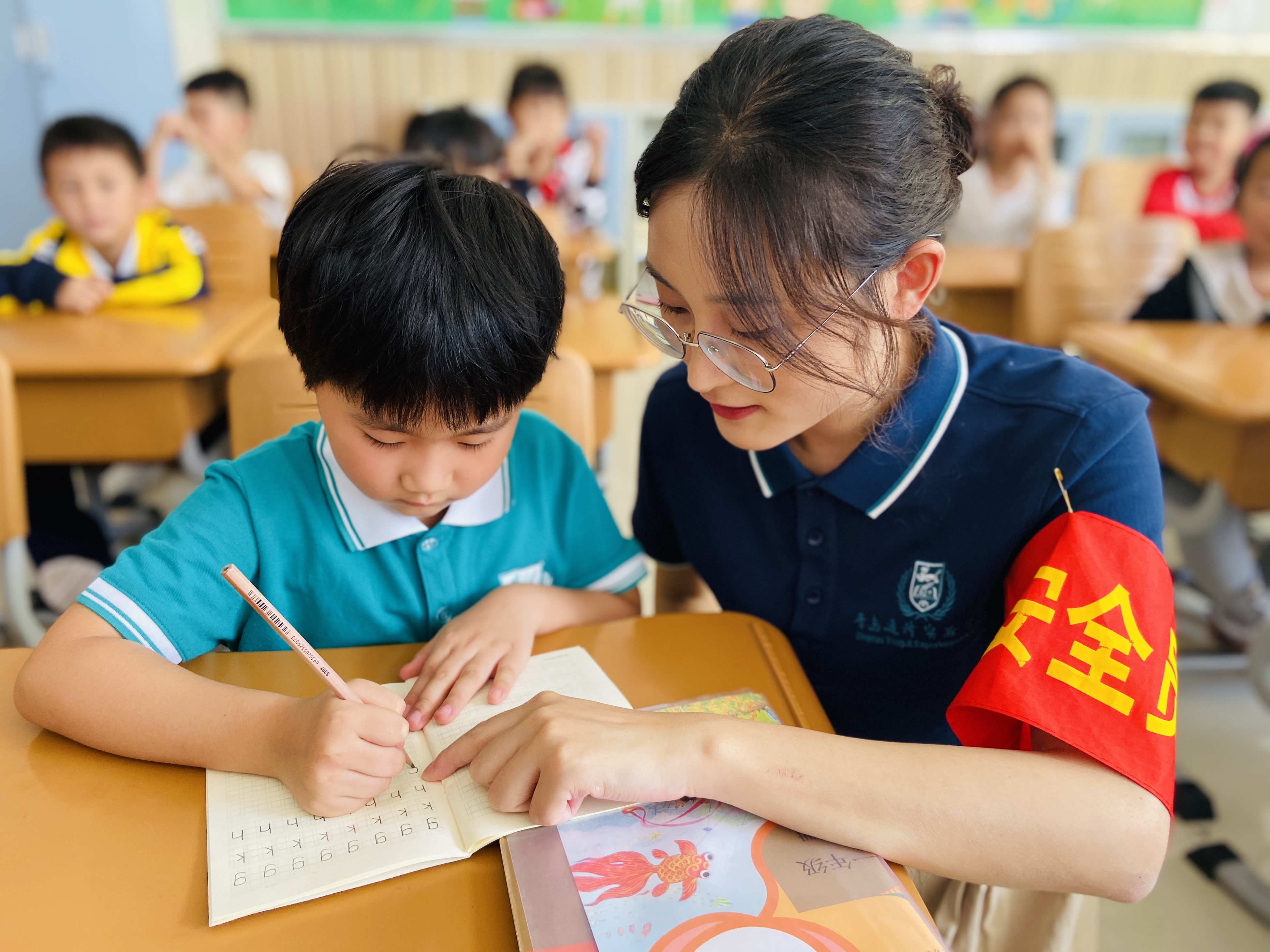 老师的付出是无言的,为了上课让自己的孩坐在走廊,这是责任和爱