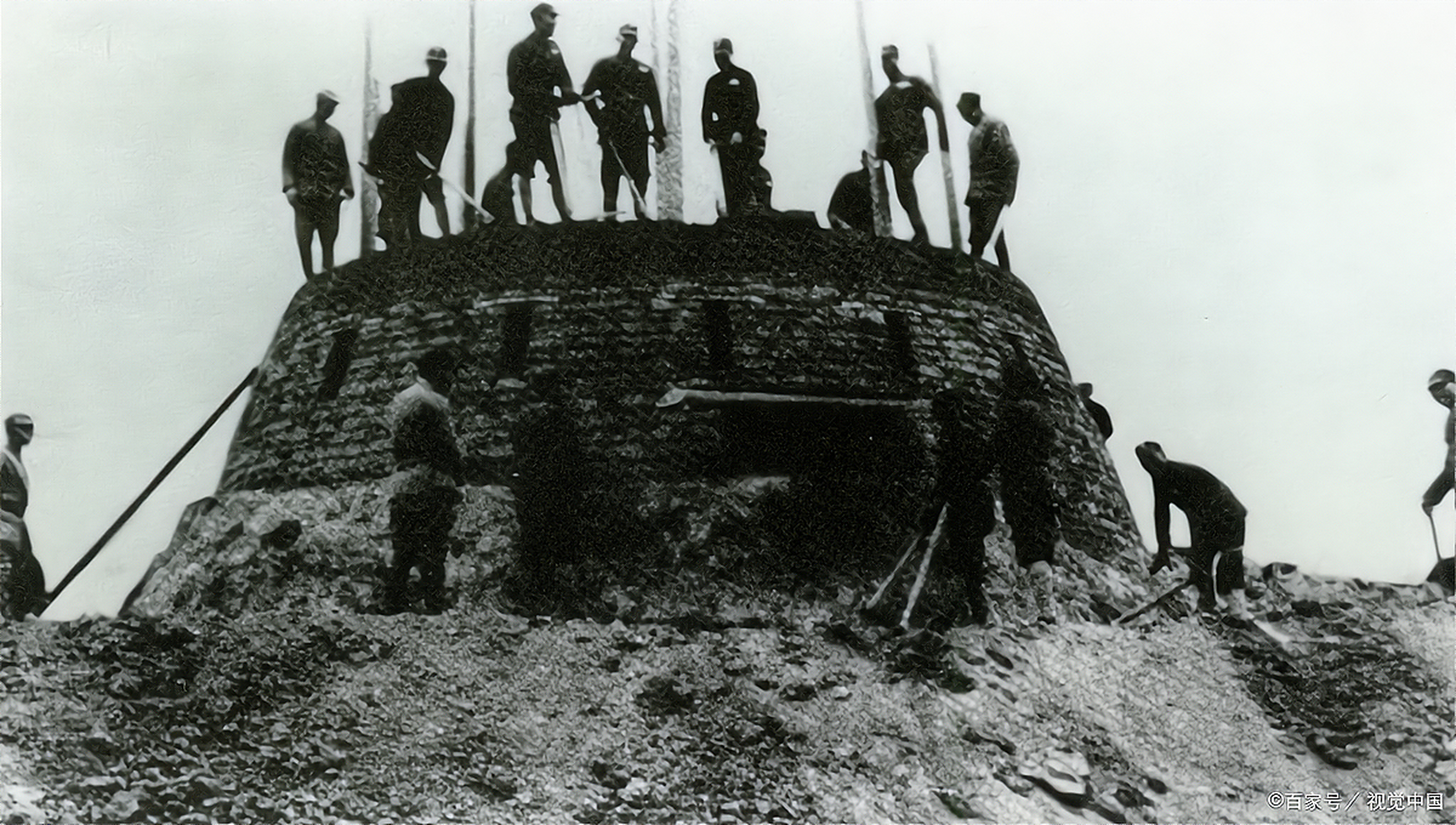 41年,八路军士刘厥兰在炸日军碉堡时,不小心将炸碉堡的炸药包安在围墙