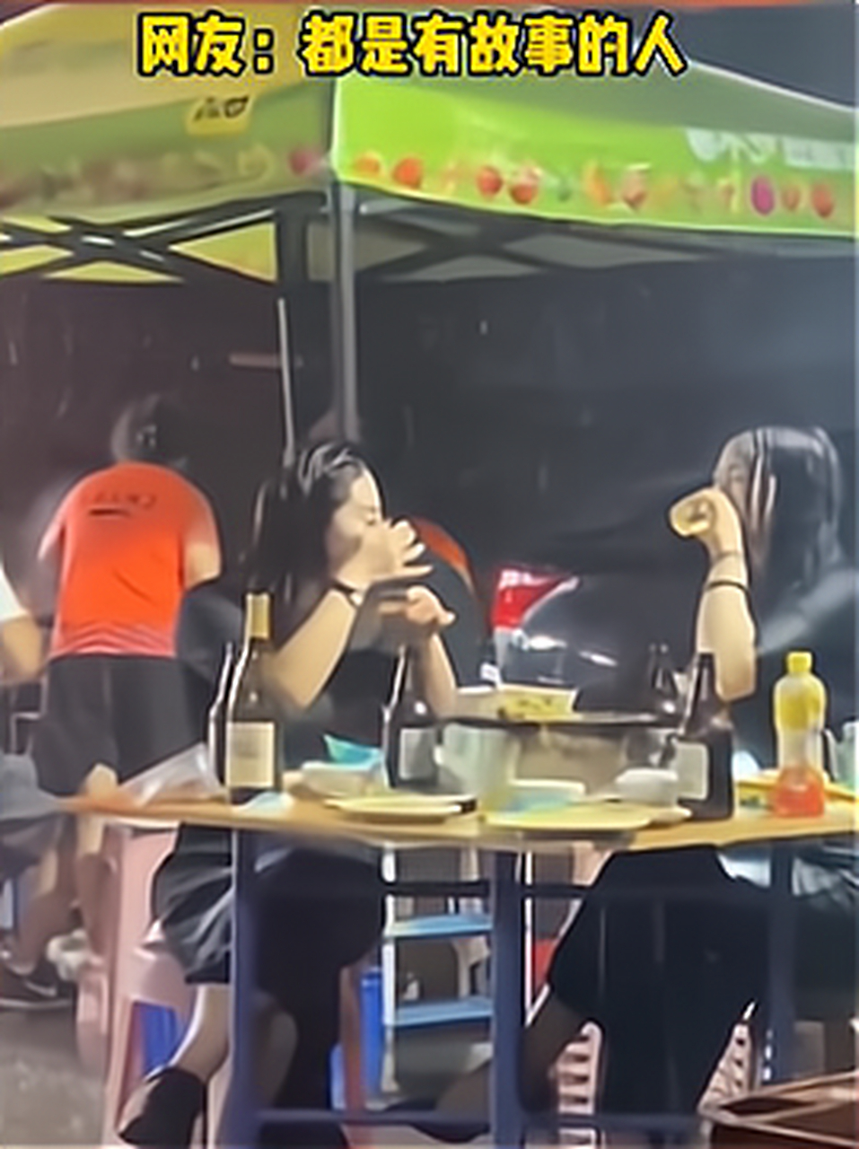 俩闺蜜在雨中喝酒畅聊,网友:都是有故事的人.