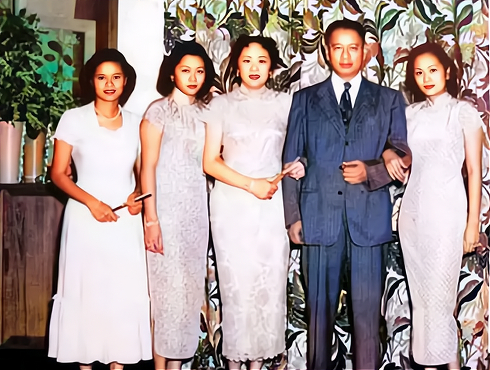 上世纪50年代的台湾,宋子文携妻子和女儿拍下的一张全家福.