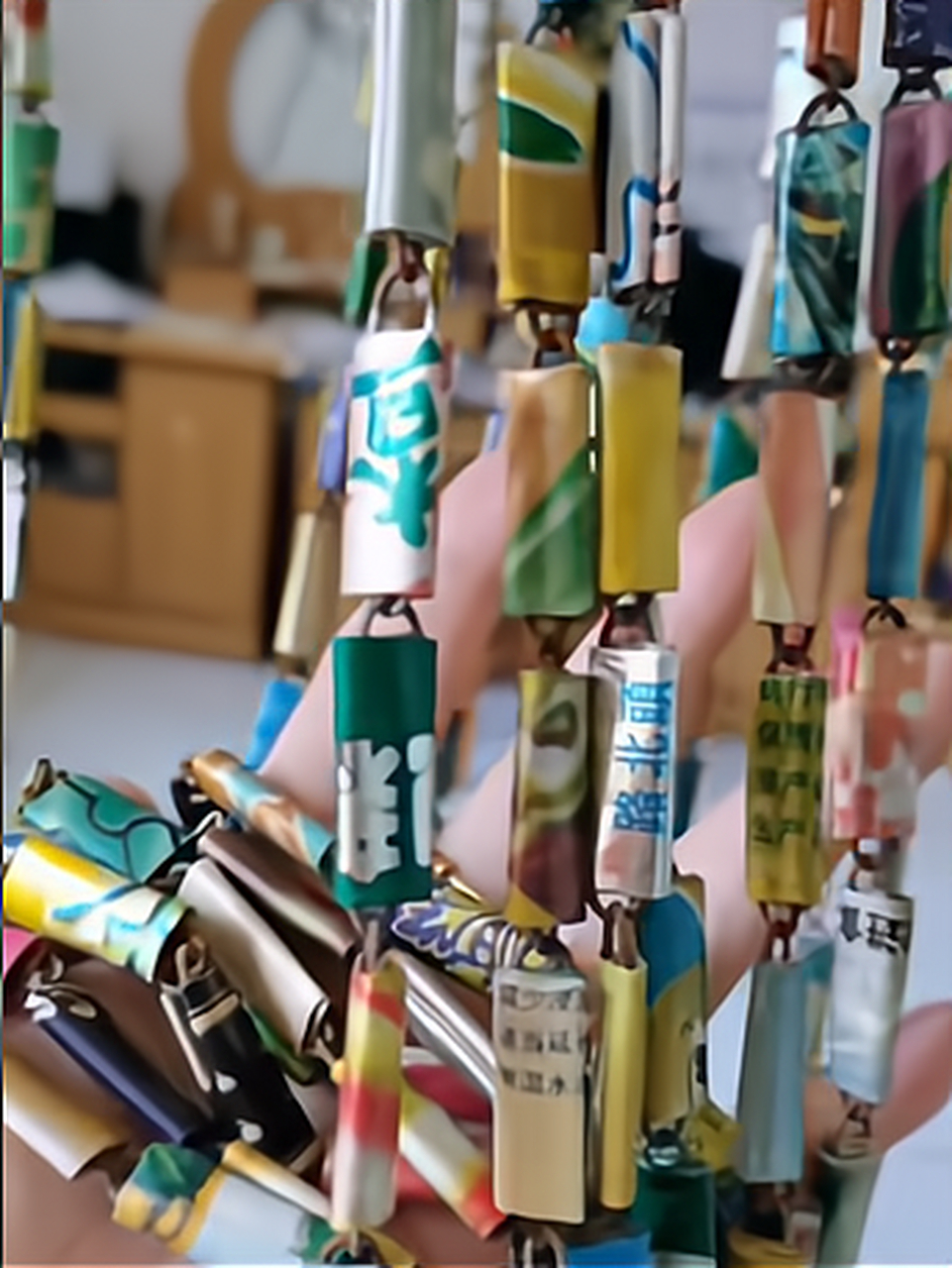 奶奶家的门帘子,当初为了做这个,让我满村里找雪糕袋子,现在再也找不