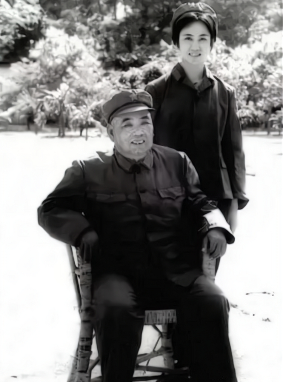 60年代许世友和小女儿许华山的合影,当时他是南京军区的司令员,许华山