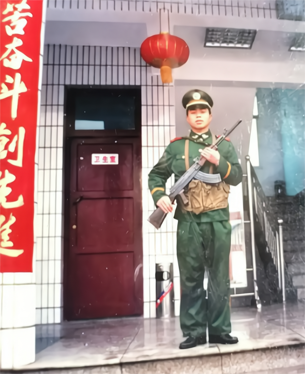 90年代,一名武警戰士在營房的老照片,鏡頭中他高大威猛站得筆直,看