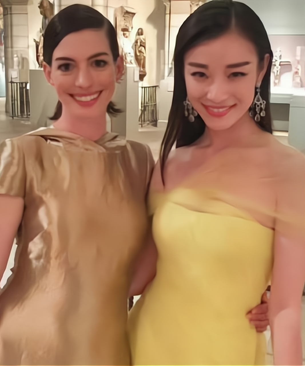 倪妮和安妮·海瑟薇合照,两个人看起来关系很好呀!