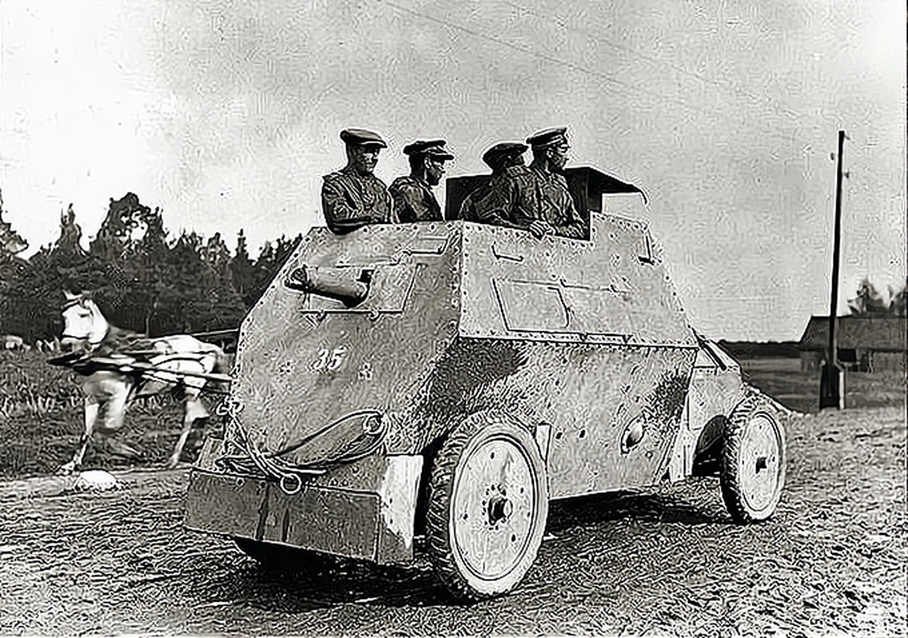 1914年共生产了8辆这种装甲车,在第一次世界大战期间这款战车没有在