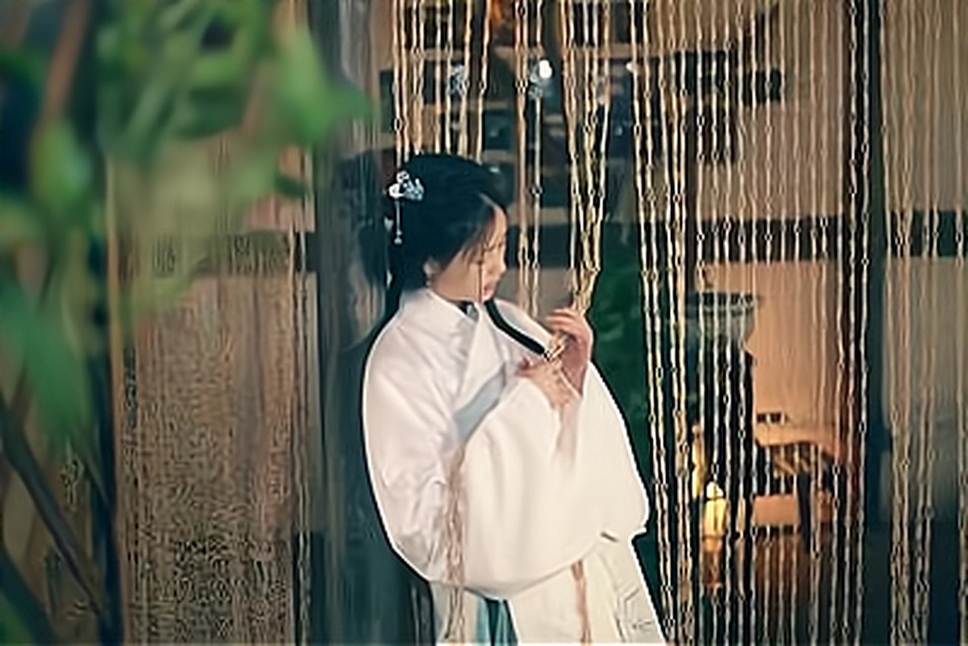 一图一诗句#   美人卷珠帘 《怨情》唐·李白  出句:纤指滑珠惊春梦